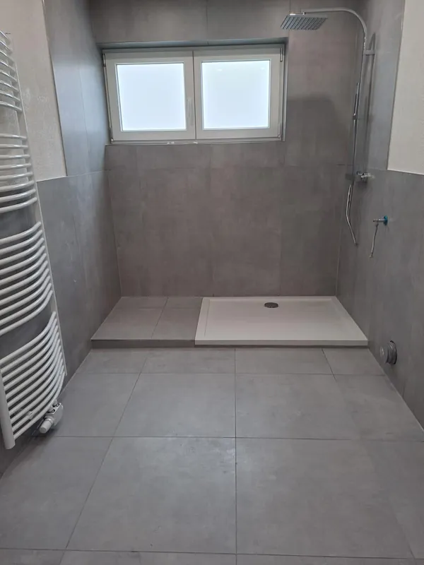 Bodengleiche Dusche mit grauen Großformat-Fliesen