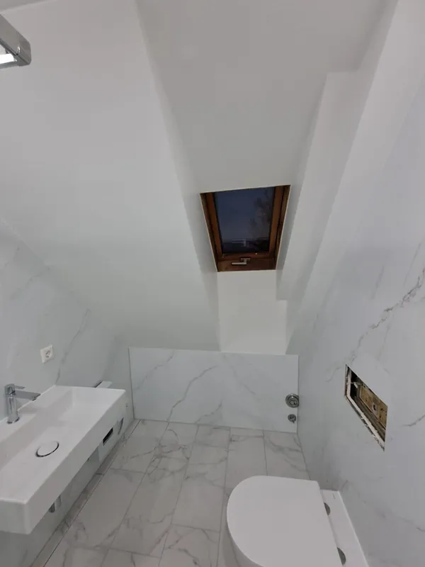 Dachbad mit Dachfenster, Waschbecken und Hänge-WC