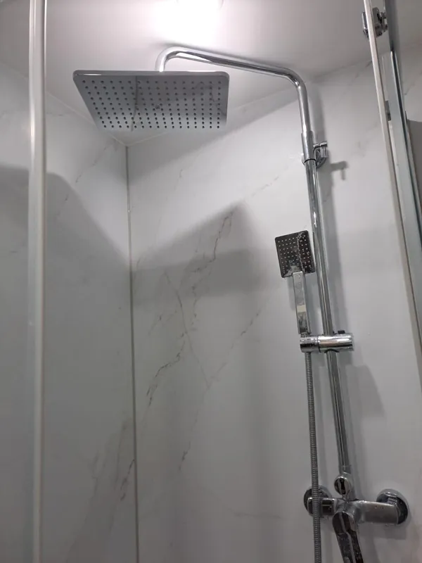 Regendusche mit Handbrause in Marmoroptik