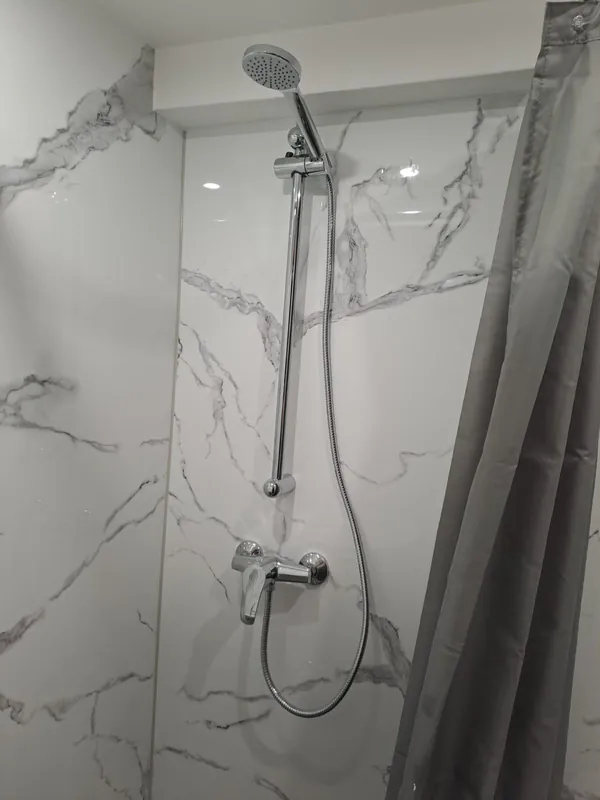 Dusche mit Brausestange in Marmoroptik
