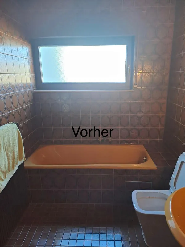 Altes Bad mit orangefarbener Badewanne