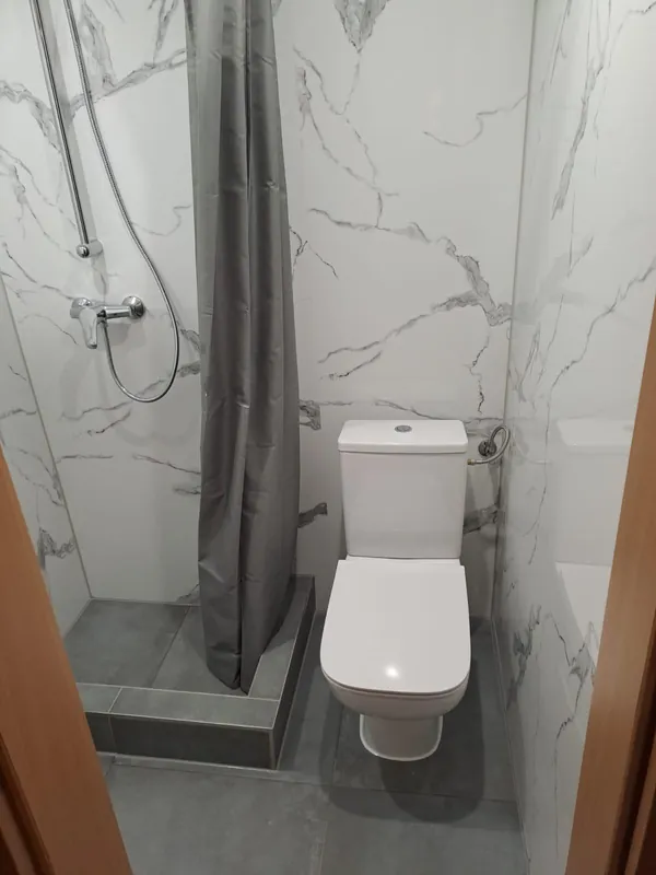 Fertiges kompaktes Duschbad in Marmoroptik mit WC